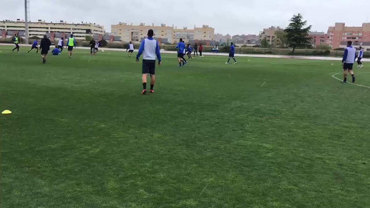 En abril aguas... Que no, que no. Que no paramos ni lloviendo 🌧 ,ni nevando, ni nada. Que quedan cuatro finales 💪🏻💪🏻⚽️ #VamosFuenla 💙
