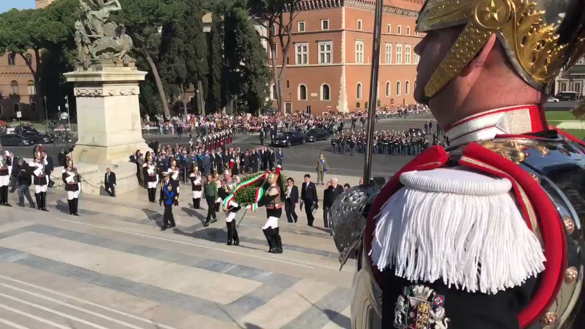 #25aprile, il Presidente #Mattarella depone una corona di alloro all’Altare della Patria nel 74° anniversario della #Liberazione – at La tomba del Milite Ignoto