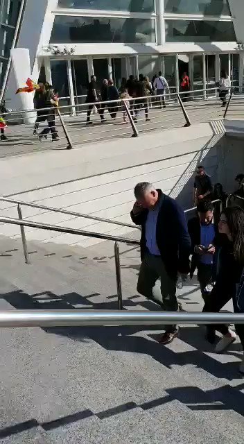 A dos horas del inicio del acto de VOX en #Valencia esta es la cola que espera para entrar. El 28-A haremos historia juntos. #PorEspaña