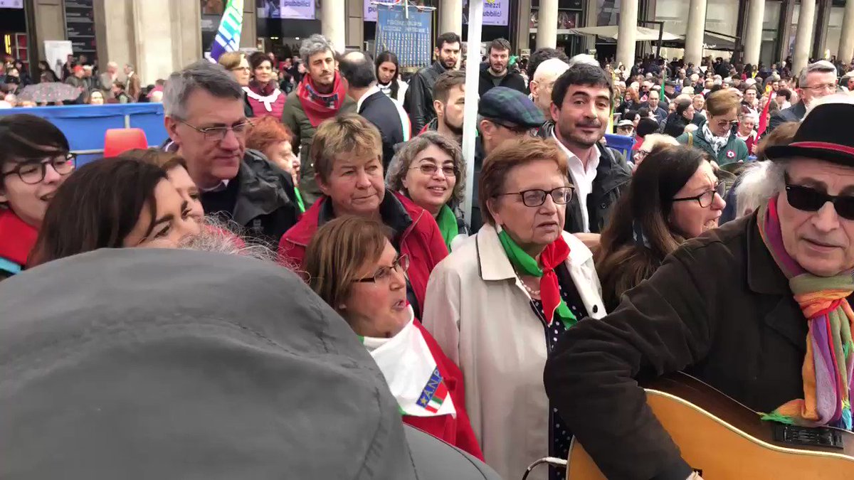 Che bello cantare con così tanta gente in piazza.
Un saluto da una straordinaria Milano antifascista!
#BellaCiao