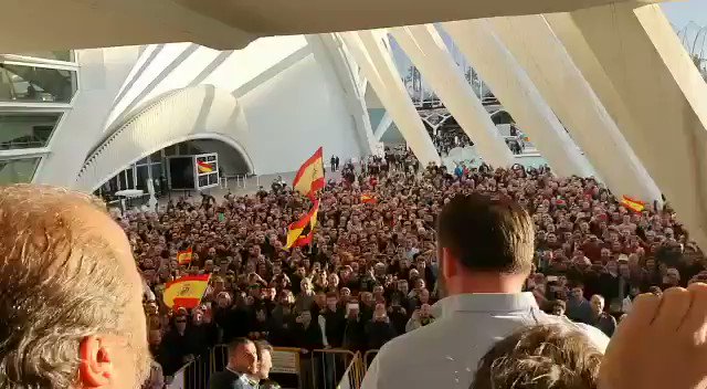 🚨 Antes de comenzar el acto, @Santi_ABASCAL se ha dirigido a todas las personas que se han quedado fuera:
⬇⬇⬇