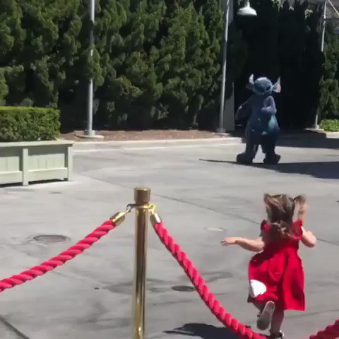 女の子が目の前でこけてしまった！！その子が泣かないように一緒に転んであげるスティッチが優しい！！