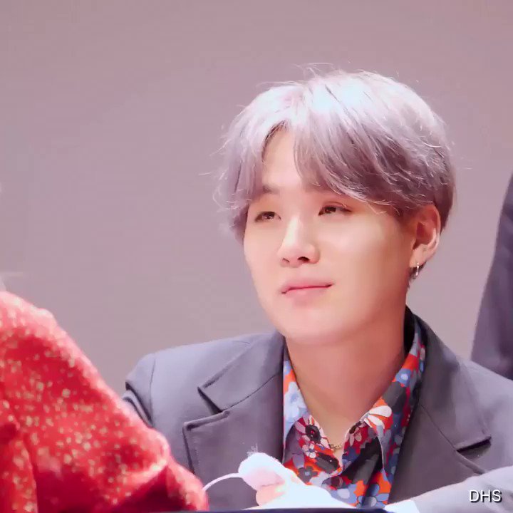 ยุนกิช็อตนี้คือไม่ไหวแล้ววววว กรี้ดดดด น่ารักที่สุดในสามโลกกกกก หวหสกทกสทปมกาไา หยุดดูไม่ได้ ดูฟันน้องสิ โอ้ยยยยย #BBMAsTopSocial (@BTS_twt) BTS
