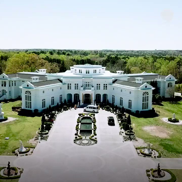 Took me about 30 minutes to walk through that front gate… but finally made it to @RickRoss’ beautiful home! Thanks for the tour bro … I’ll be back for that pool party! @PlayersTribune
Full video: http://playerstribu.ne/NateAndRick