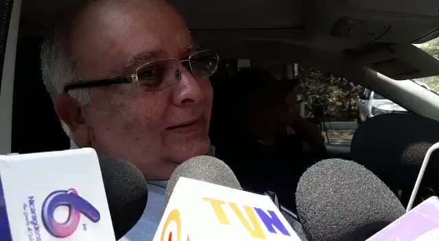 Mientras no me paguen la cuenta que tengo no me vuelvo a sentar, yo primero como, después como y seguiré comiendo
Eso es lo que escuché porque el bienestar del país no les importa
¡Solo tener barrigas llenas!