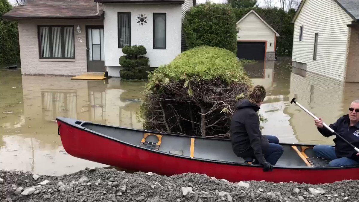 Les sinistrés de Ste-Marthe-sur-le-Lac tentent de sauver quelques biens après qu’une digue ait cédé hier soir #rcmtl #inondations