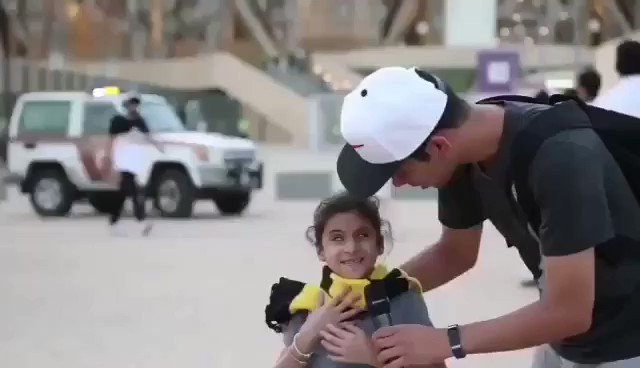 #جود_تستحق_التكريم
جود طفلة ضريرة تحضر ملاعب كرة القدم
هي لا ترى الرياضة بعينيها ولكنها تراها بقلبها
عيش الرياضة مع جود
اللهم أعد لإبنتنا جود بصرها
@saudiFF
@gsaksa