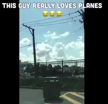 Tag someone in the comments who acts like this everytime they see a plane! ✈️ 😂