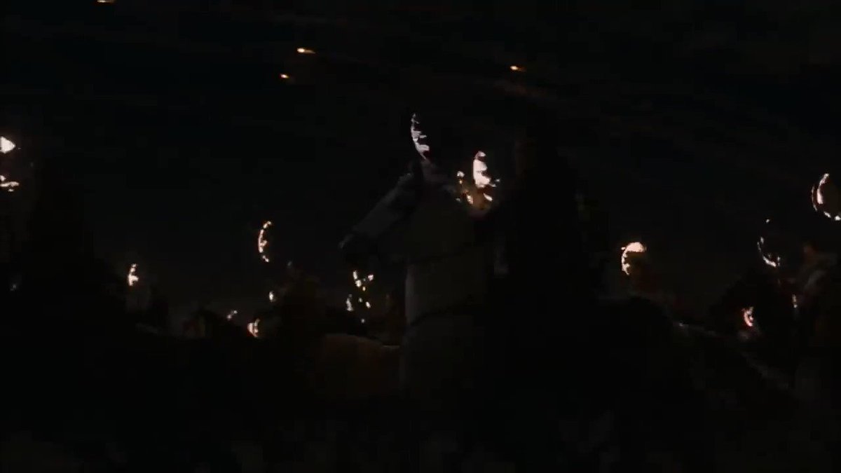 Whilst I do wish there was more lighting during the #BattleOfWinterfell, I really enjoyed the way the writers used darkness to make us experience what the soldiers experienced - the unknown
Eg The Dothraki charging into the darkness/unknown then BOOM a wall of wights #GoT