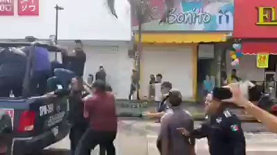 #Video |Usuarios de Redes Sociales indignados por el trato de policías de #Chiapas a un menor que intentó defender a su madre en una supuesta manifestación.¿Qué opinan amigos?