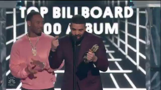 Grand gagnant des #BBMAs, Drake s'autorise une dédicace à #AryaStark de #GameOfThrones pour clôturer son speech :
“Hey, shout out to Arya Stark for putting in that work last week!”