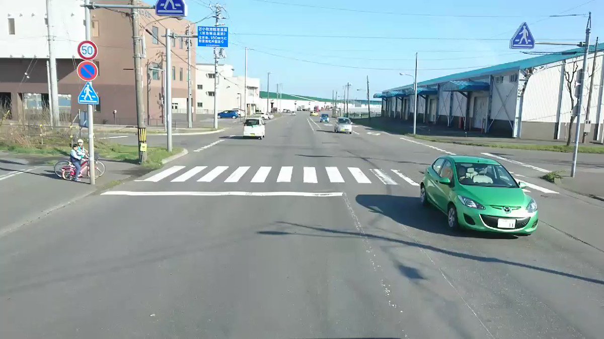 横断歩道を渡ろうとしているのに、止まらない車たち……
