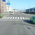 横断歩道を渡ろうとしているのに、止まらない車たち……