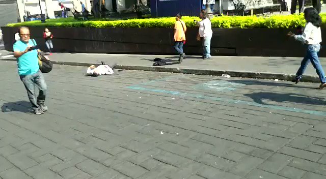 BALAZOS en el ZÓCALO de CUERNAVACA #MORELOS
Hombre armado DISPARA Vs el empresario Jesús García.
Al tratar de huir, DISPARA ahora Vs reporteros que entrevistaban al secretario de Desarrollo Social
Dos REPORTEROS quedaron HERIDOS
Un hombre fue detenido