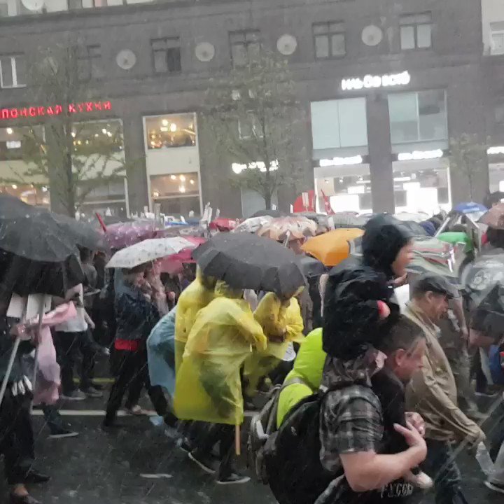 URA.RU on Twitter: "В Москве сейчас так: ураган и ливень валит с ног ...