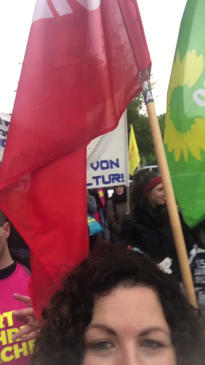 NPOG: Sch***-Idee! Ich war dabei, als heute wieder tausende Menschen in #Hannover gegen das niedersächsische #Polizeigesetz demonstrierten, das am Dienstag beschlossen werden soll. Wir wollen keinen Polizei- und Überwachungsstaat! Das NPOG ist verfassungswidrig! #noNPOG #dielinke