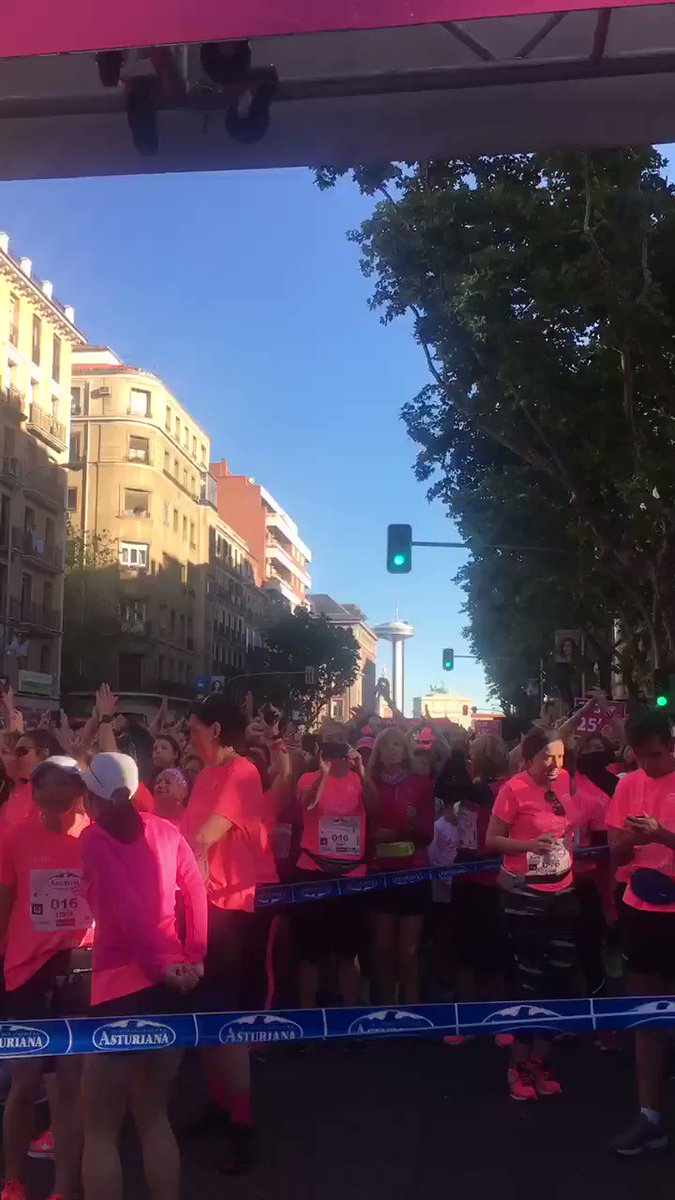 Hace poco una marea rosa llenaba Twitter gracias a #GotasdeSolidaridad, hoy esa misma marea llena Madrid gracias a miles de guerreras. ¡#Correporellas!