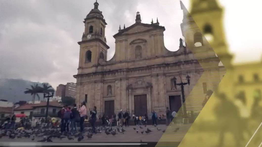¡Penúltima llamada a los viajeros de sofá de #AndalucesXAmérica! ¡El avión de @canalsur con destino #AxBogotá está a punto de partir en sus televisores!😋
Corred, que a las 21:45h nos vamos a #Colombia para despedir la semana con sonrisa,¡¡aquí os dejamos un pequeño adelanto!!🙃