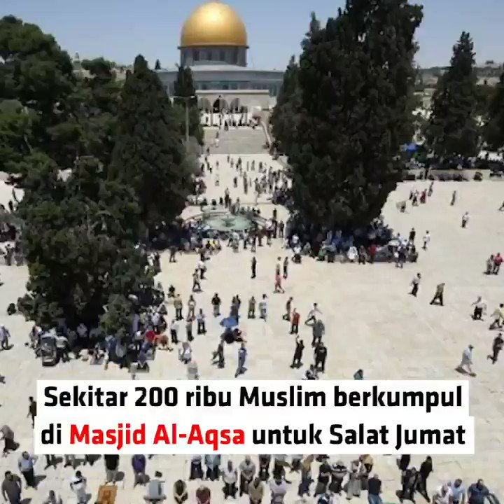 SHALAT JUMAT PERTAMA BULAN RAMADHAN DI MASJID AL-AQSASekitar 180 ribu umat Muslim menyerbu Masjid Al-Aqsa, Jumat (10/5), untuk menunaikan salat Jumat pertama di bulan suci Ramadhan..Jumlah jamaah yang diumumkan Dewan Wakaf ini 50 persen lebih banyak dari tahun lalu #NewsOne