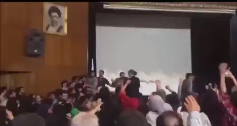 مسئولان #دانشگاه_تهران برای پاسخگویی، دانشجویان را در #آمفی_تئاتر دانشگاه جمع کردند نیروهای #بسیجی برای سرکوب اعتراض دانشجویان به این جلسه پاسخگویی حمله ور شدند.
این وحشی ها به خودشونم رحم نمی کنند!😒
#حجاب_اجباری 🌾