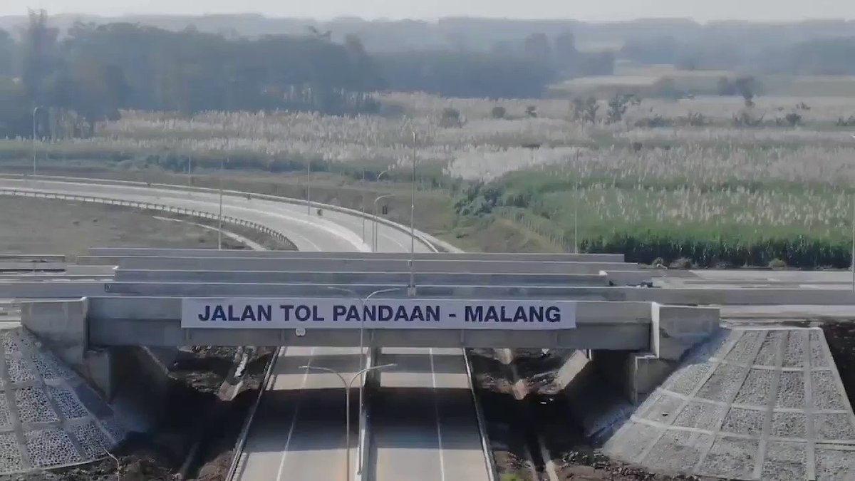 Jalan Tol Pandaan-Malang, berlatar gunung dan sawah-sawah, menuju kemajuan Malang Raya.