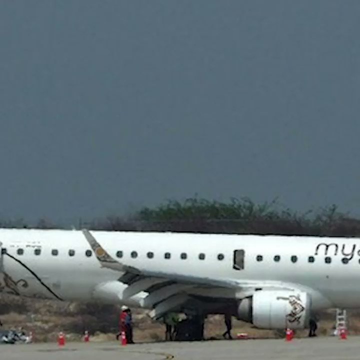 PILOT DI MYANMAR BERHASIL MENDARATKAN PESAWAT TANPA RODA DEPANPesawat Myanmar yang membawa 89 penumpang dan awak melakukan pendaratan darurat di bandar udara Mandalay. Pilot berhasil mendaratkan pesawat dengan selamat meski tidak dengan menggunakan roda depan.#NewsOne