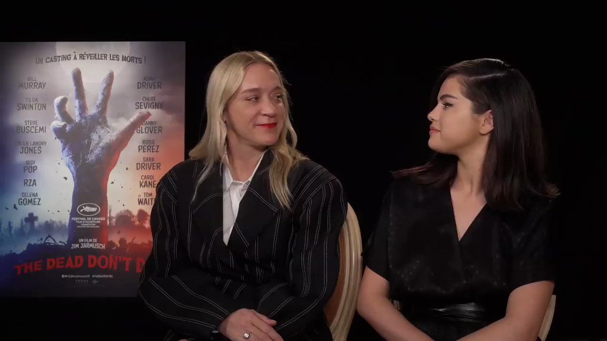 A #Cannes2019 @selenagomez et @OfficialChloeS révisent leur français avec @CineLesguillons avant la cérémonie d'ouverture du film #TheDeadDontDie