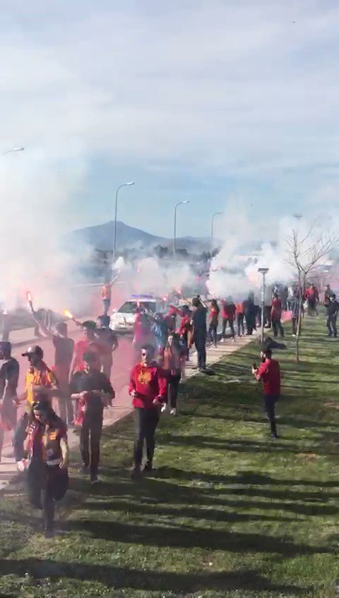Gittiğin her şehir senin; Asla yalnız değilsin #Galatasaray !Galatasarayımızı Sivas’da karşılamak için havaalanındaydık! #ultrAslanUNI