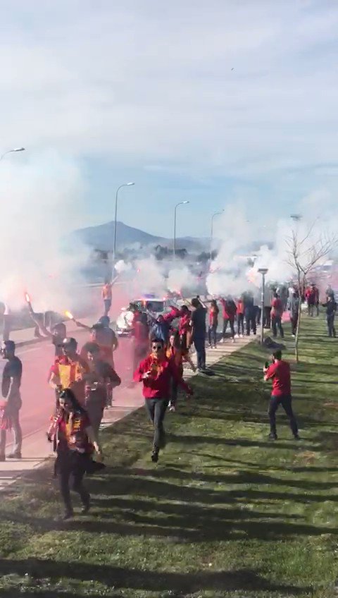 Gittiğin her şehir senin; Asla yalnız değilsin #Galatasaray !Galatasarayımızı Sivas’da karşılamak için havaalanındaydık! #uAYurtiçi
