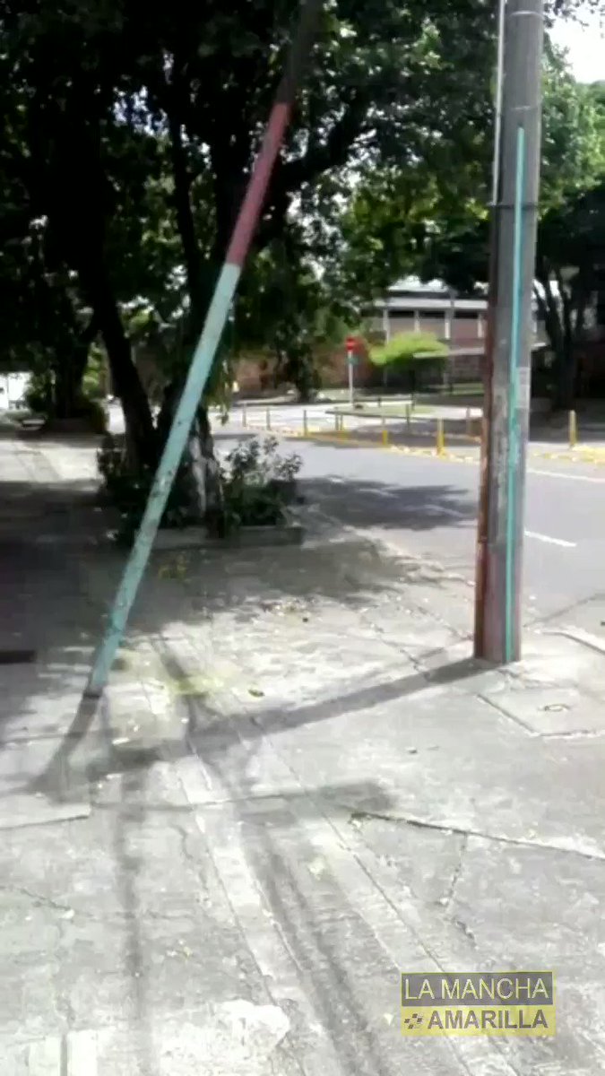 Bloqueado el paso sobre la Calle 47 con Carrera 1Dbis, por Tractocamion atascado con los nuevos baches, de la administración Municipal...