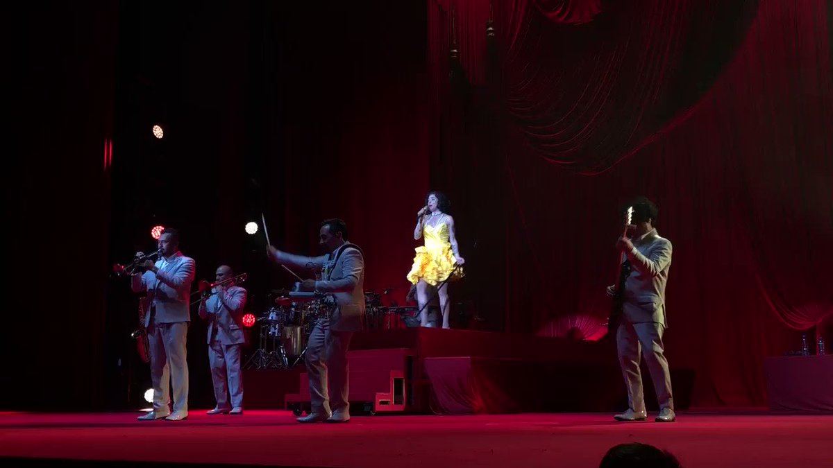 Una salsita pa’ bailar con sus amores clandestinos, cortesía de @monlaferte