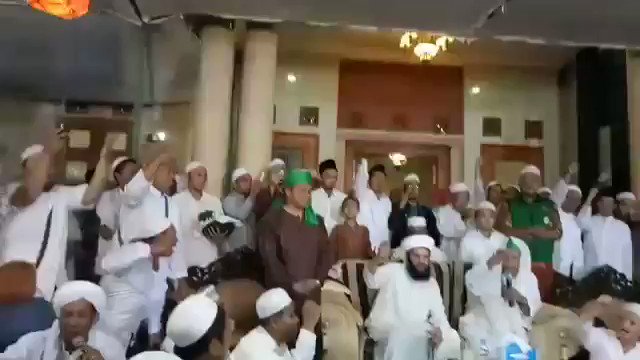 Ulama Lebanon Aja Cinta NKRIAdalah Syekh M. Amin Al Jaelani Cucu dari SYEKH ABDUL QODIR AL JAELANI (Lebanon) di Majlis Ta'lim KH. Syaifudin A Bersama HABIB LUTHFI PEKALONGAN#JanganSuriahkanIndonesia