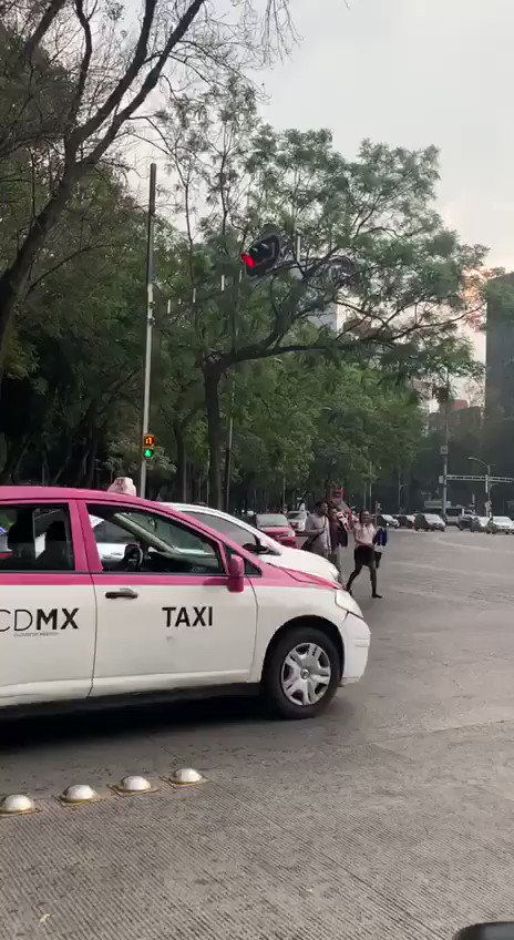 Inicia lluvia en la zona del Ángel de la Independencia #CDMX reportándose también lluvias en otras alcaldías de la ciudad, además de rachas de vientos.Esta situación ayudará notablemente a dispersar contaminantes, intensificándose las lluvias mañana. ¡Carguen con paraguas !