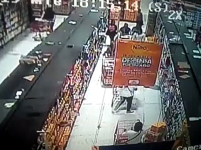 Hoy me robaron unas hijas de la Chin... Da en Chedraui aquΓ el video toda las personas que estΓ‘n en el pasillo son cΓ³mplices Lo peor... No voy a poder votar en Puebla eso me duele mucho.