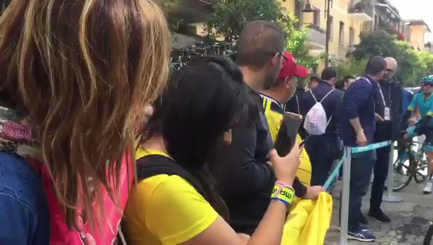 Miguel Ángel López tiene soñando a Colombia con la maglia rosa y por eso los aficionados le dan muestras de cariño. No se pierda la etapa 6 del Giro de Italia desde las 7:30 am por http://elgiroporcaracol.com y a las 9:00 am por la pantalla principal #VamosEscarabajos