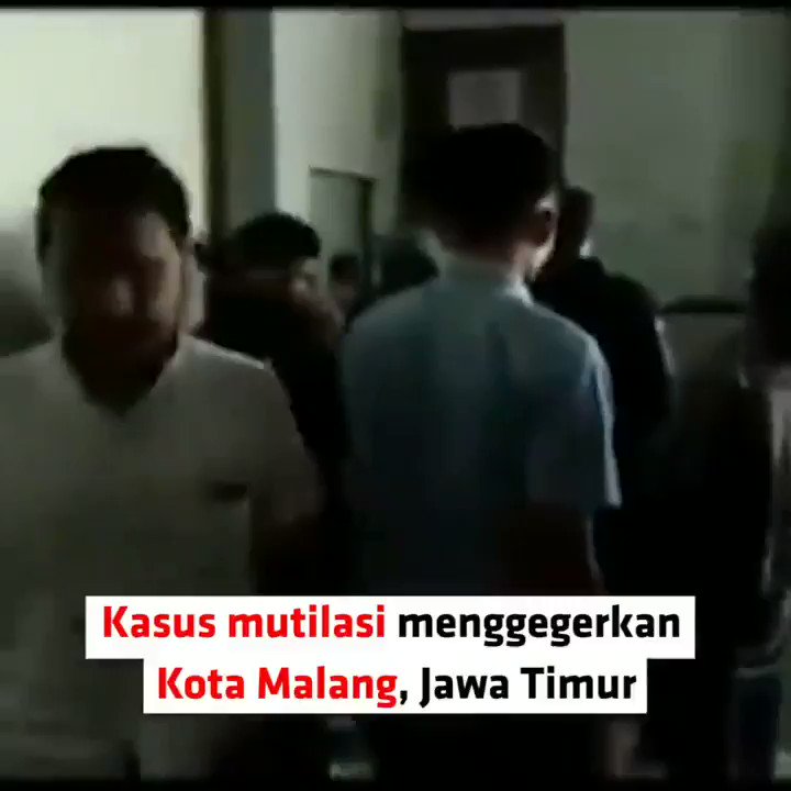 MUTILASI DI PASAR BESAR MALANG KORBAN DITATO PELAKUSugeng pelaku mutilasi seorang wanita di Lantai II Pasar Besar Kota Malang, mengaku kalau tato yang ada di telapak kaki kiri dan kaki kanan korban, adalah hasil karyanya. #NewsOne