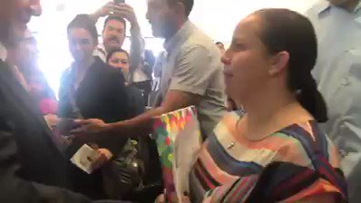 Una maestra le reclama presidente la eliminación del presupuesto de Conacyt, el presidente le dice que no y la señora le aplica la de “Yo tengo otros datos”.