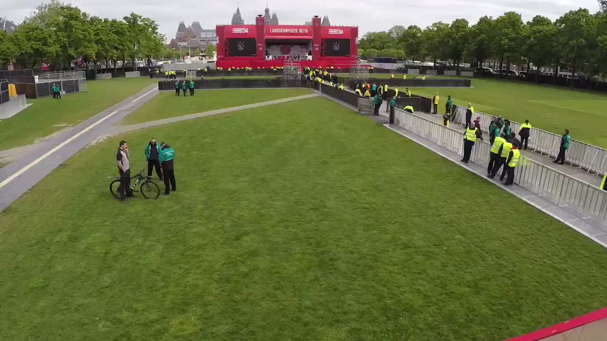 Het Museumplein tijdens de huldiging. Van de eerste bezoeker tot de laatste medewerker van de reiniging in 32 seconden.
#AjaxKampioen #huldiging #timelapse – at Museumplein
