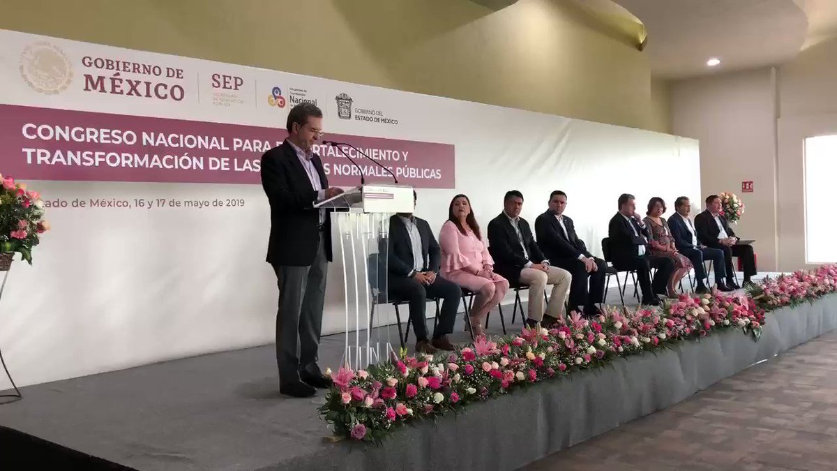 En el #AcuerdoEducativo colocamos en primera fila a las #EscuelasNormales.Capacitación gratuita para los formadores de niñas, niños, adolescentes y jóvenes.