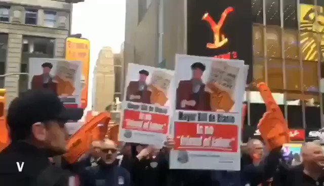 Isn't it awkward that police officers who are putting their lifes at risk every single day to keep us safe, are protesting their all time favorite Mayor for simply announcing his presidential run? 🤔
Thumbs up @NYCPBA @SBANYPD
