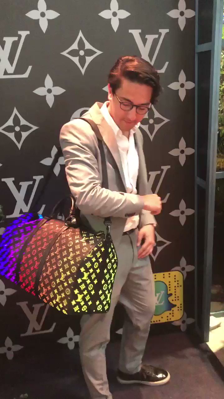 Arthur Benchetrit on X: Louis Vuitton présente à #VivaTech un sac Keepall  en fibre optique qui change de couleur 😍  / X