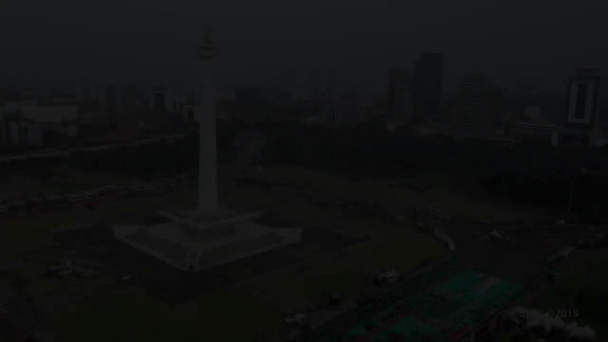 Para prajurit TNI dan anggota Polri tengah bersenandung selawat ketika saya tiba di Lapangan Monas, kemarin sore. Indah dan menggugah hati. Lalu, sambil menunggu saat berbuka kami mendengarkan tausiah Ramadan dari Habib Muhammad Lutfhi Bin Yahya.