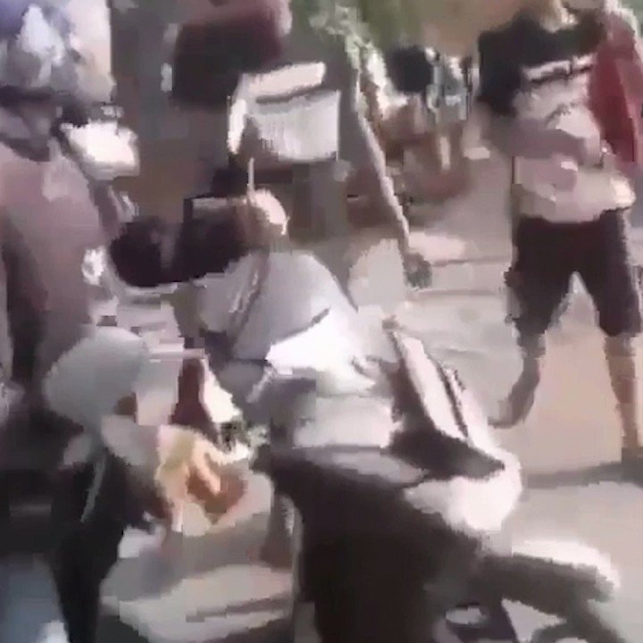 RELAWAN PENJAGA PERLINTASAN KERETA TENDANG PEMOTORAksi penjaga perlintasan KA tanpa palang pintu beredar di medsos. Dalam video, dua pria menghalangi pemotor yang hendak menerobos perlintasan KA di Desa Damarsih, Kec. Mojoanyar, Kab. Mojokerto, Jatim. #NewsOne #ViralNews