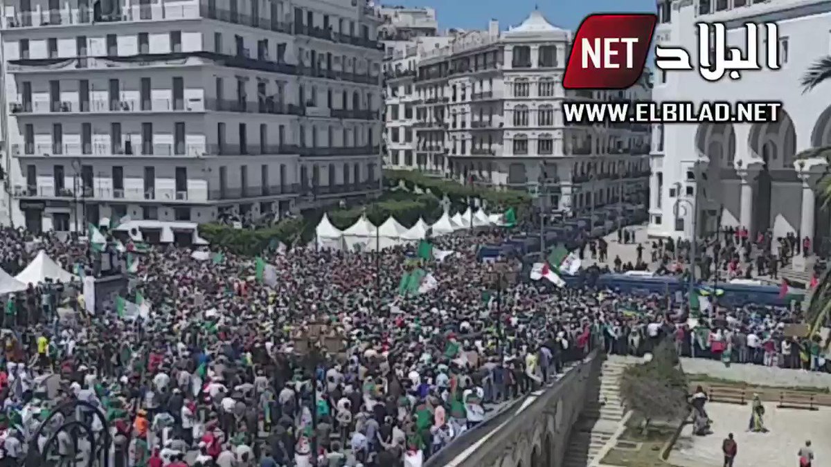 المتظاهرون الجزائر ساحة البريد Baaz