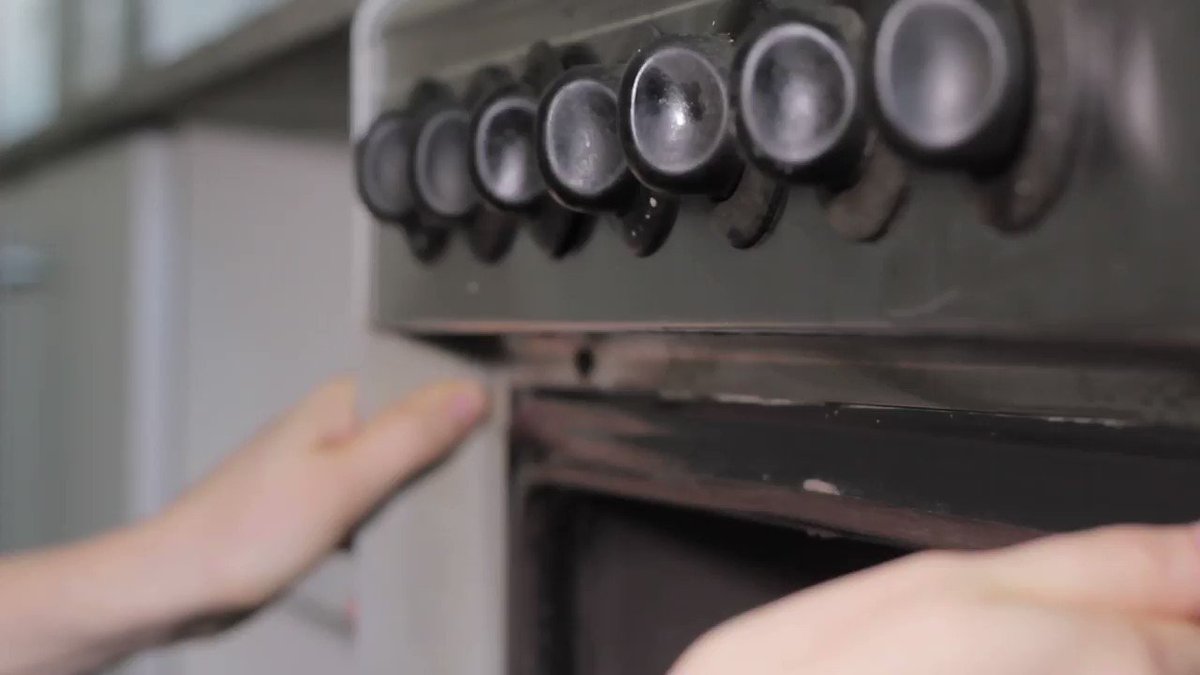 Cuando el burlete de los bordes del horno está dañado, ya sea por no estar bien pegado o cortado, se recomienda cambiarlos para evitar pérdidas de temperatura durante la cocción. #CuidemosJuntosElGas