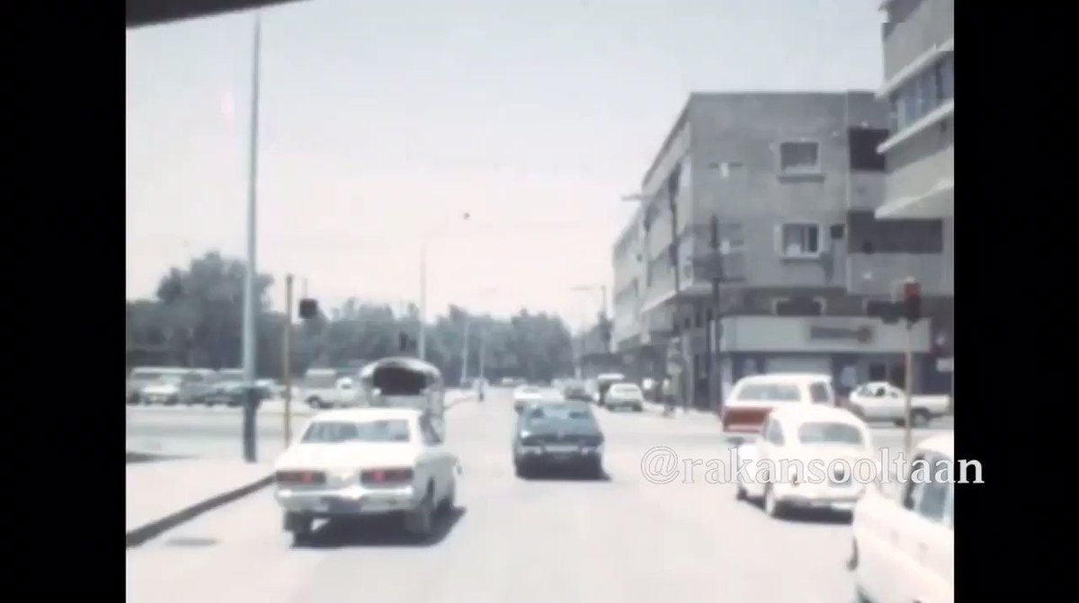 (يُنشر لأول مره) ........ جزء ٢عدد من معالم وشواع الرياض في السبعينات الميلادية ..مما ظهر في الفيديو : فندق انتركونتينتال القصر الاحمر جامع الملك عبدالعزيز قصر الضيافة قصر المربع وش المطار القديم.#الرياض_الان @desertlover79 @Alshaikh2 @malazold @ali_mb_