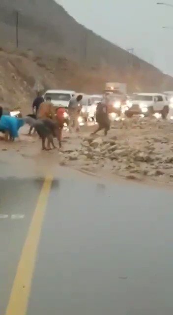 جهود عظيمة يقوم بها مجموعة من الشباب في إزالة الصخور من طريق (قريات - صور، بالتحديد بالقرب من مدينة قلهات، بارك الله في هذه الأيادي. #منخفض_الغفران