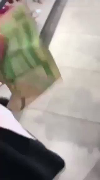 فيديو متداول ...مدير لبناني في إحدى شركات بيع الملابس يستهزئ بموظفات سعوديات ويمنحهن مكافأة "ريال واحد" .. أين وزارة العمل ؟.#السعودية #العمل #العمل.