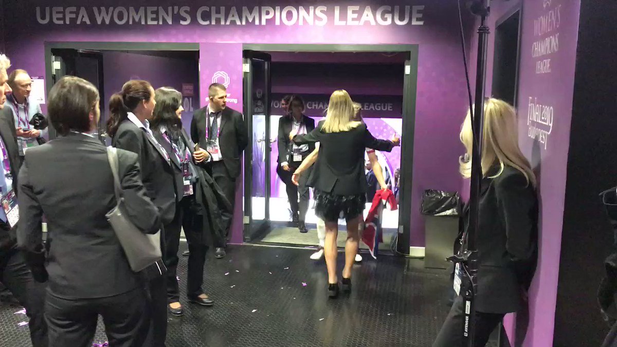 This is Lyon - player Hegerberg meeting PSG- player Hegerberg after the CL-Final. The two sisters couldn’t hide their joy. And why should they.
Little sister Ada has just scored 3 at the Final.
Big sister Andrine was my great expert today
@AdaStolsmo @andrine @ViasportFotball