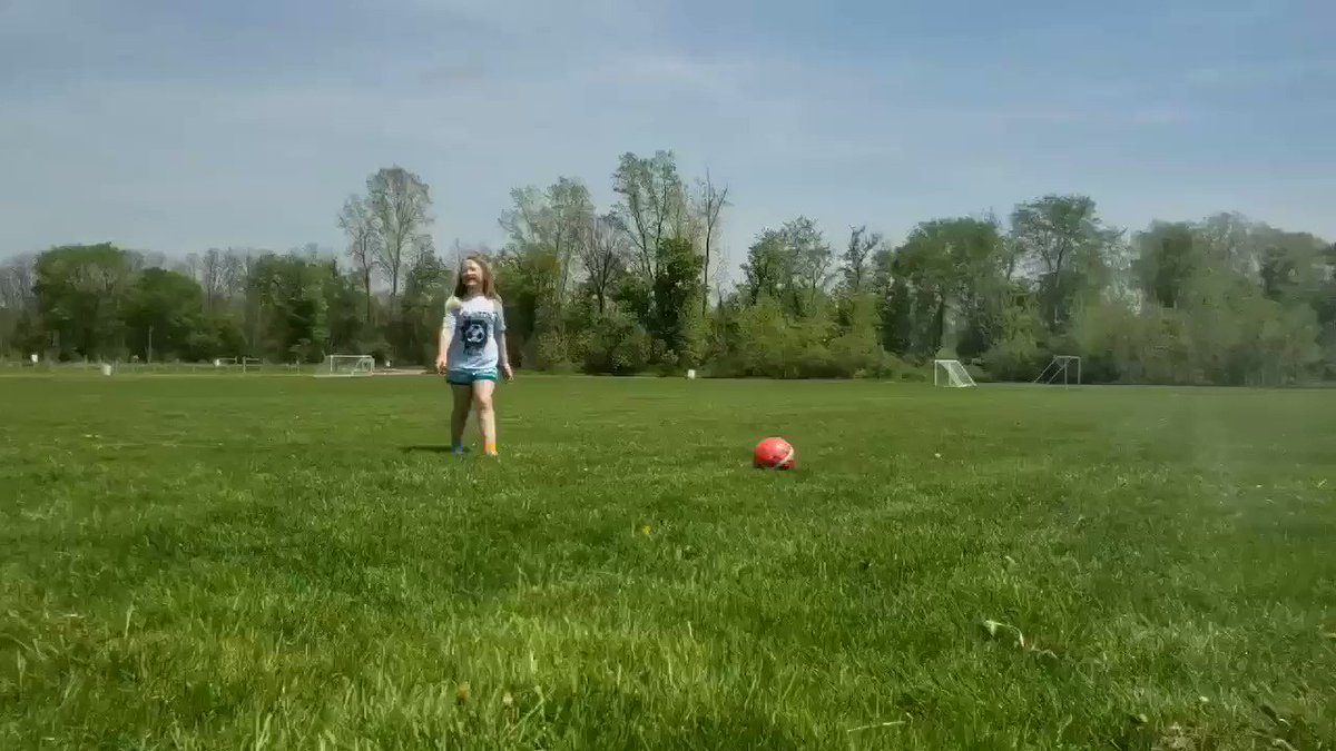 Check out Clinton 5th grader Aurelia Bennett, the gymnast, working on a soccer throw in! Now to turn her into a soccer player⚽️
@HeidiBe35359635
